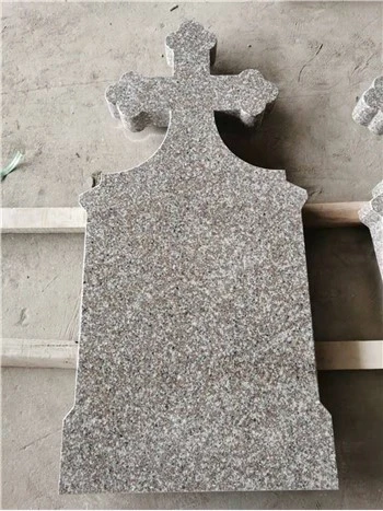 شواهد القبور الوردية والآثار